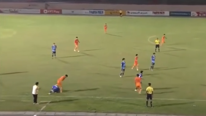 Cầu thủ đạp vào người đồng nghiệp ở VCK U19 Quốc gia 2023 - Ảnh 1. Cầu thủ đạp vào người đồng nghiệp ở VCK U19 Quốc gia 2023 - Ảnh 1.
