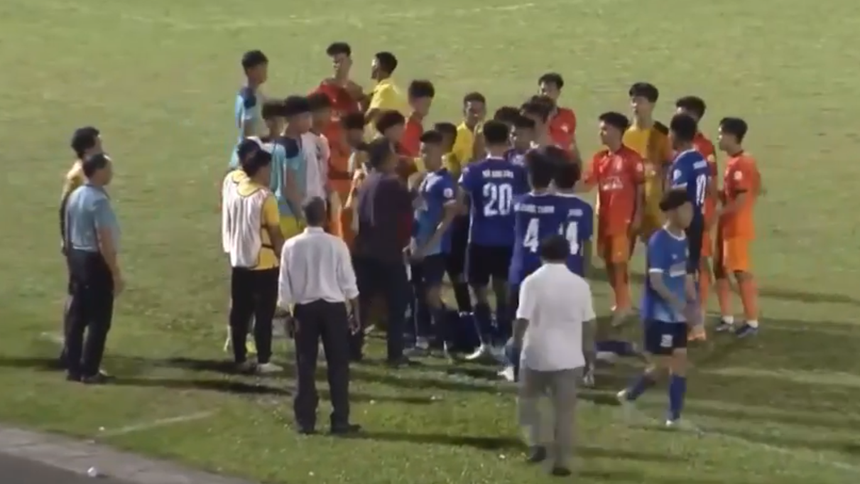 Cầu thủ đạp vào người đồng nghiệp ở VCK U19 Quốc gia 2023 - Ảnh 2. Cầu thủ đạp vào người đồng nghiệp ở VCK U19 Quốc gia 2023 - Ảnh 2.