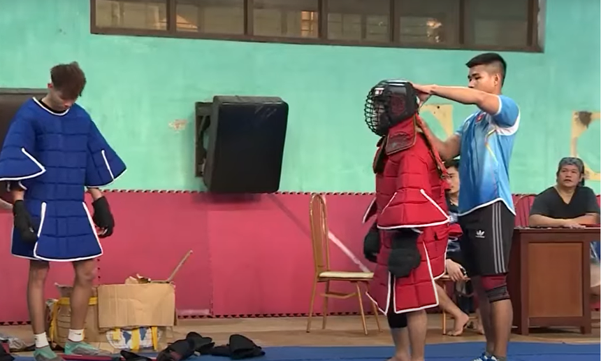 Chuyện thật như đùa trước SEA Games: Tuyển võ gậy Việt Nam phải tập bằng gậy gãy, thiếu cả áo giáp - Ảnh 1.