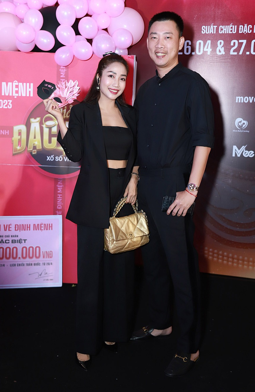 Thảm đỏ 'Lật Mặt 6': dàn sao Vbiz lên đồ lộng lẫy bỗng chốc bị lu mờ bởi trang phục hồng lòe của nam diễn viên U50 này - Ảnh 12.