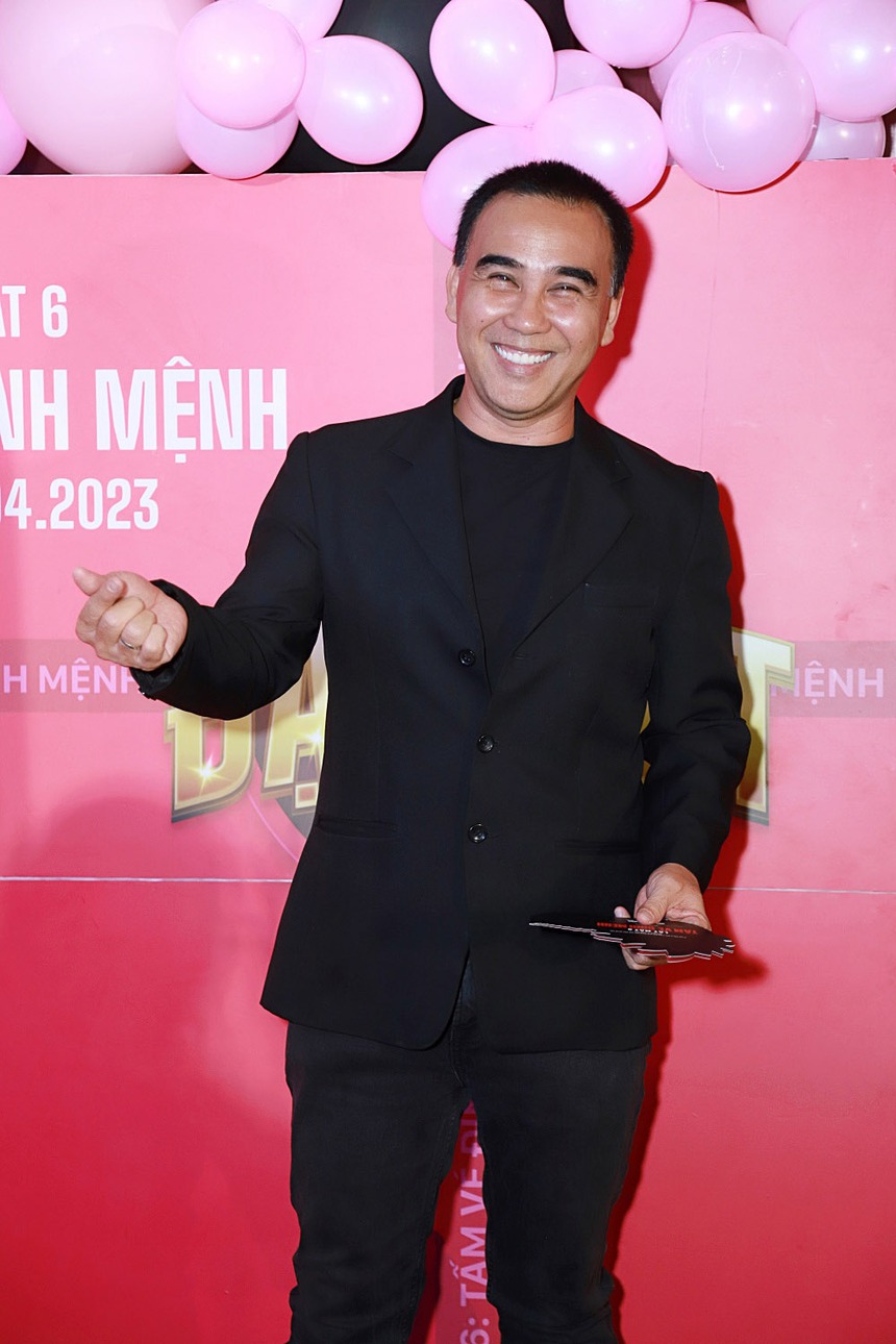 Thảm đỏ 'Lật Mặt 6': dàn sao Vbiz lên đồ lộng lẫy bỗng chốc bị lu mờ bởi trang phục hồng lòe của nam diễn viên U50 này - Ảnh 8.