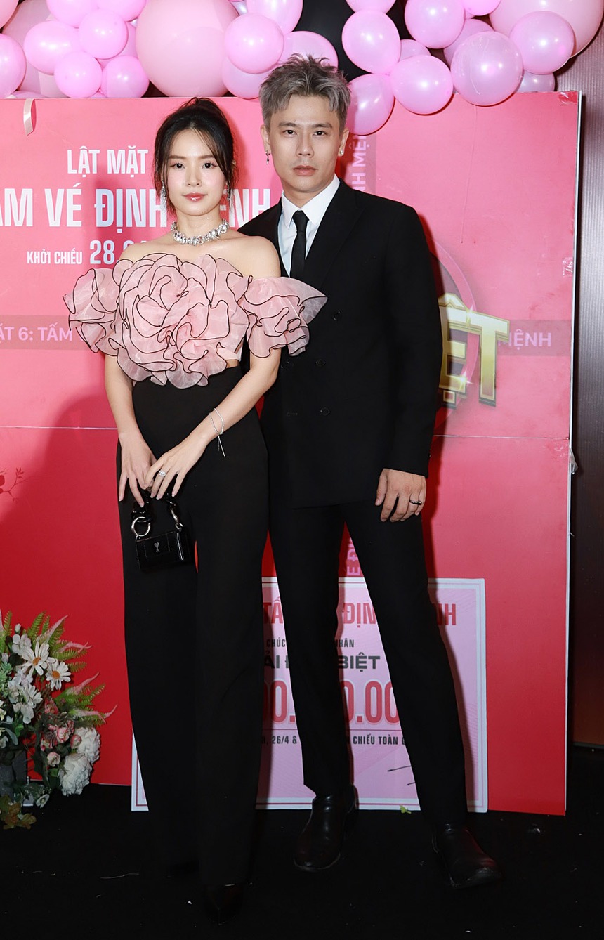 Thảm đỏ 'Lật Mặt 6': dàn sao Vbiz lên đồ lộng lẫy bỗng chốc bị lu mờ bởi trang phục hồng lòe của nam diễn viên U50 này - Ảnh 21.