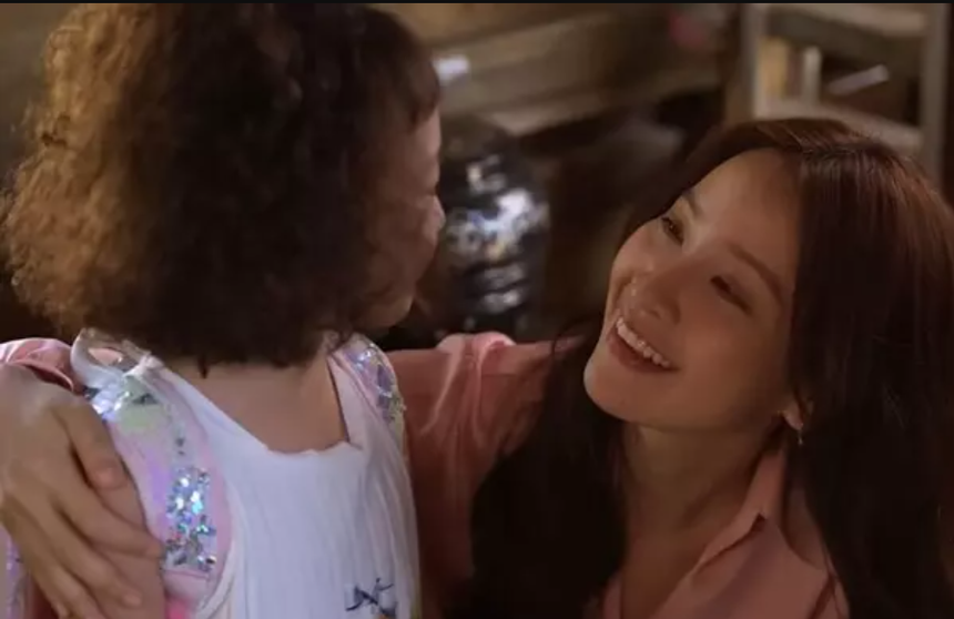 Những bà mẹ đơn thân trên màn ảnh Việt: Vụng về nhưng giàu tình thương - Ảnh 10. Những bà mẹ đơn thân trên màn ảnh Việt: Vụng về nhưng giàu tình thương - Ảnh 10.