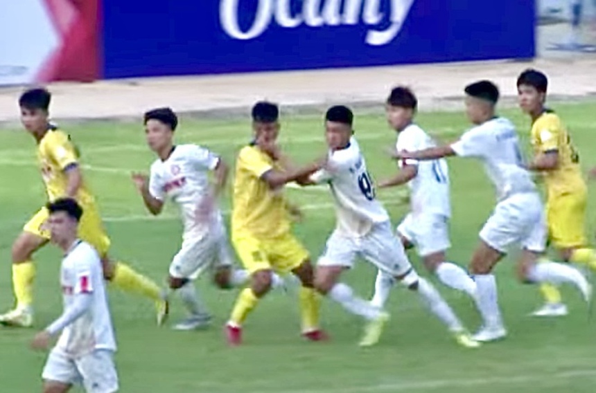 Đàn em Hoàng Đức tát cầu thủ U19 HAGL ở VCK U19 quốc gia, nhận cái kết cực đắng - Ảnh 2.