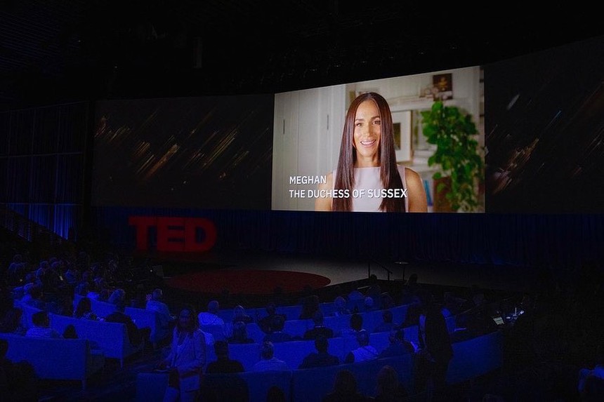 Meghan Markle nhận loạt chỉ trích do ngoại hình mới khác lạ, bị tố “bắt chước” chị dâu Kate vì đúng một chi tiết - Ảnh 1.