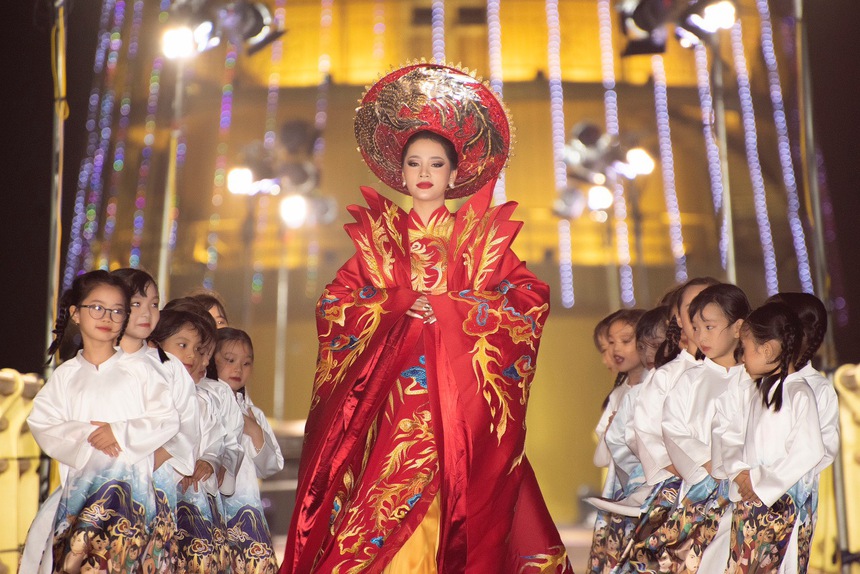 Hoa hậu Đinh Như Phương quyền lực với áo dài hoàng bào họa tiết rồng phượng - Ảnh 1.