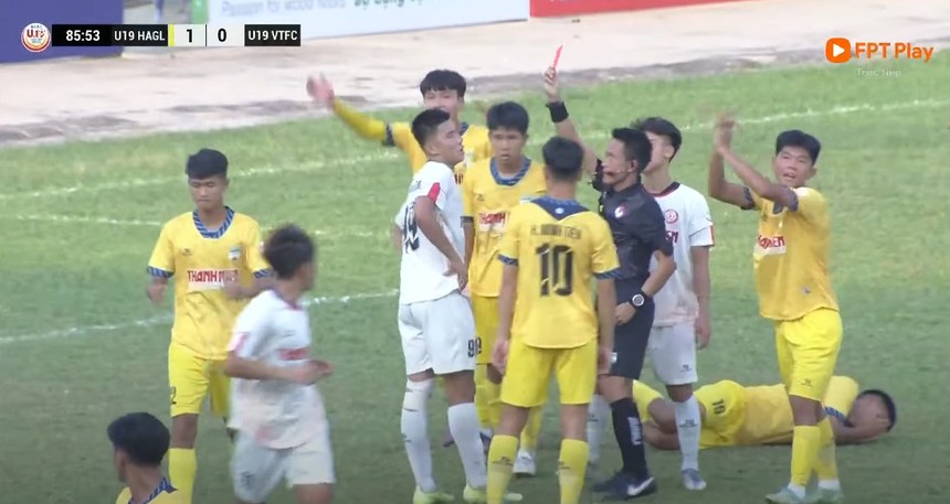 Đàn em Hoàng Đức tát cầu thủ U19 HAGL ở VCK U19 quốc gia, nhận cái kết cực đắng - Ảnh 3.