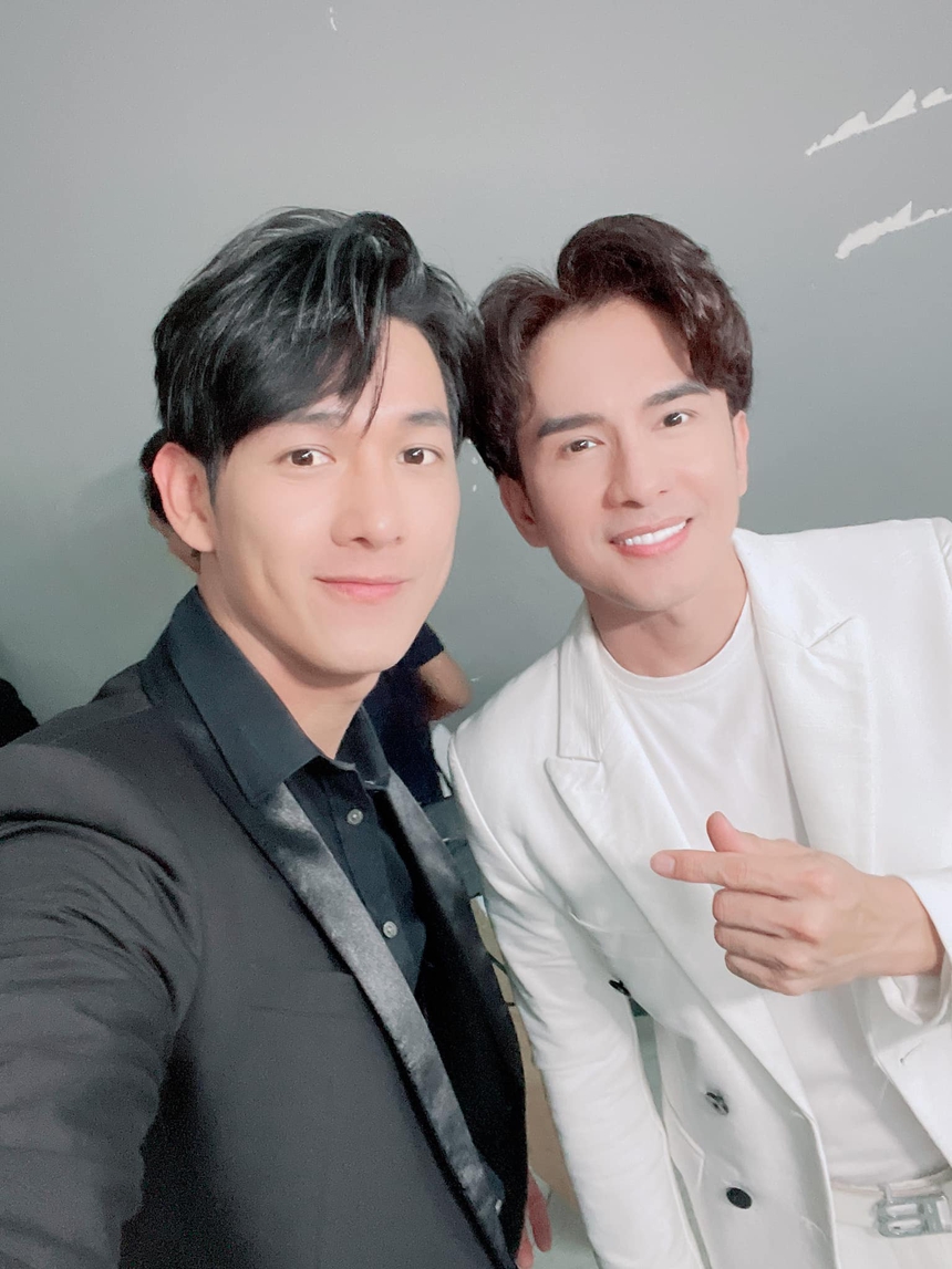 Ngoại hình tuổi 47 của Đan Trường: Sở hữu body 6 múi, lấn lướt đàn em kém tuổi khi chung khung hình - Ảnh 3. Ngoại hình tuổi 47 của Đan Trường: Sở hữu body 6 múi, lấn lướt đàn em kém tuổi khi chung khung hình - Ảnh 3.