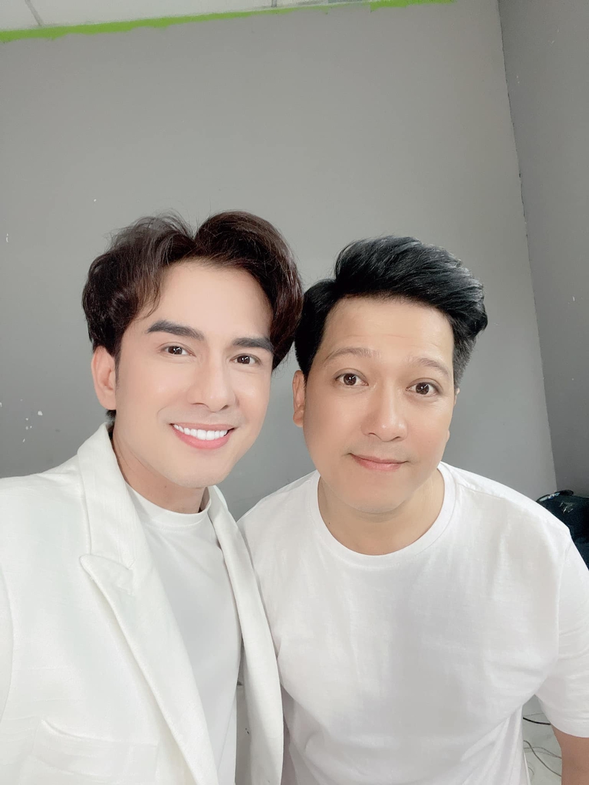 Ngoại hình tuổi 47 của Đan Trường: Sở hữu body 6 múi, lấn lướt đàn em kém tuổi khi chung khung hình - Ảnh 4. Ngoại hình tuổi 47 của Đan Trường: Sở hữu body 6 múi, lấn lướt đàn em kém tuổi khi chung khung hình - Ảnh 4.