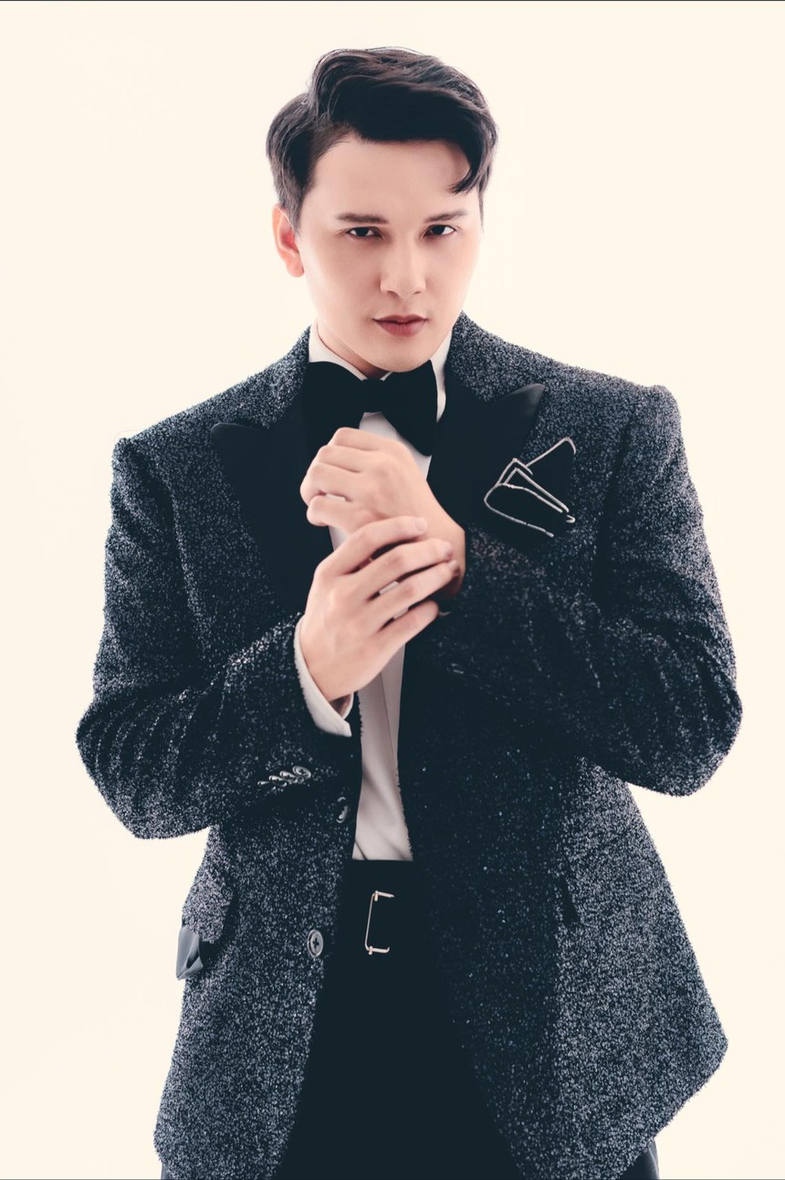 Võ Tấn Phát không còn lẻ bóng ở sự kiện, danh tính người sánh đôi gây chú ý  - Ảnh 6.