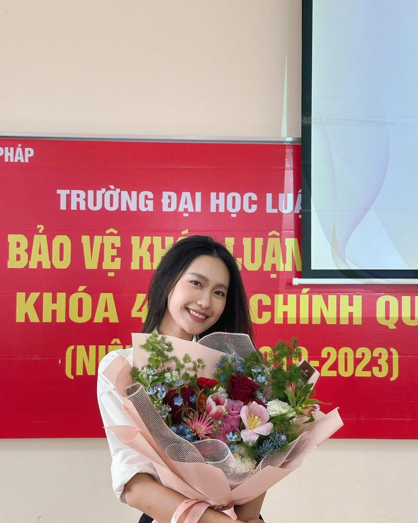 Bạn gái Văn Hậu: Lúc bảo vệ khoá luận tốt nghiệp trường luật, 'xả vai' lại xinh đẹp rạng rỡ - Ảnh 1. Bạn gái Văn Hậu: Lúc bảo vệ khoá luận tốt nghiệp trường luật, 'xả vai' lại xinh đẹp rạng rỡ - Ảnh 1.