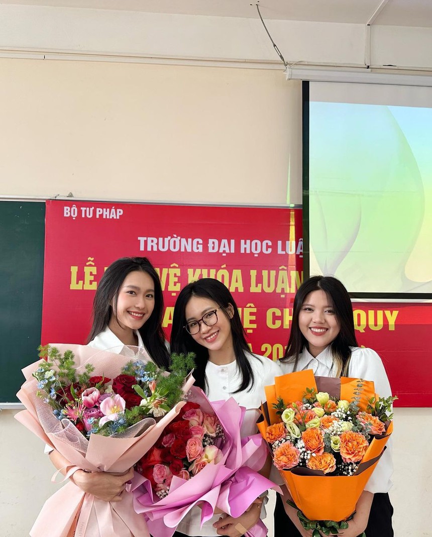 Bạn gái Văn Hậu: Lúc bảo vệ khoá luận tốt nghiệp trường luật, 'xả vai' lại xinh đẹp rạng rỡ - Ảnh 4. Bạn gái Văn Hậu: Lúc bảo vệ khoá luận tốt nghiệp trường luật, 'xả vai' lại xinh đẹp rạng rỡ - Ảnh 4.