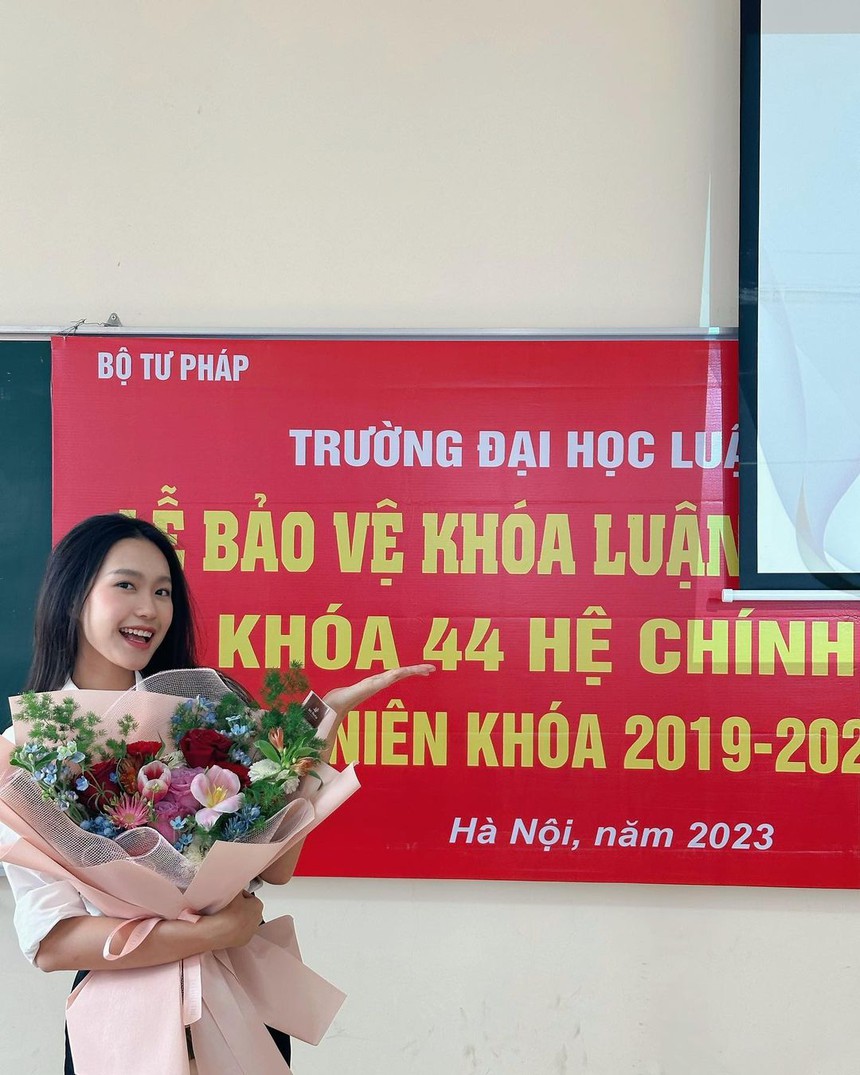 Bạn gái Văn Hậu: Lúc bảo vệ khoá luận tốt nghiệp trường luật, 'xả vai' lại xinh đẹp rạng rỡ - Ảnh 2. Bạn gái Văn Hậu: Lúc bảo vệ khoá luận tốt nghiệp trường luật, 'xả vai' lại xinh đẹp rạng rỡ - Ảnh 2.