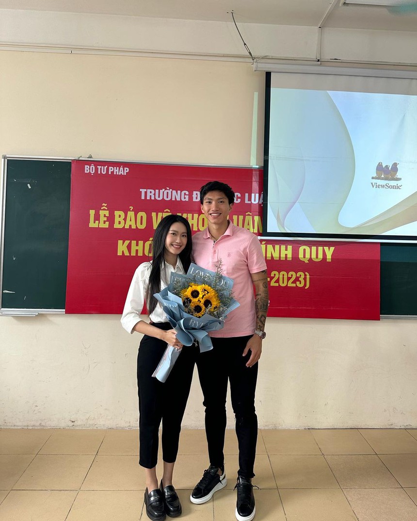 Văn Hậu tiết lộ bạn gái được 10 điểm tuyệt đối ngày bảo vệ khoá luận tốt nghiệp trường luật - Ảnh 1. Văn Hậu tiết lộ bạn gái được 10 điểm tuyệt đối ngày bảo vệ khoá luận tốt nghiệp trường luật - Ảnh 1.