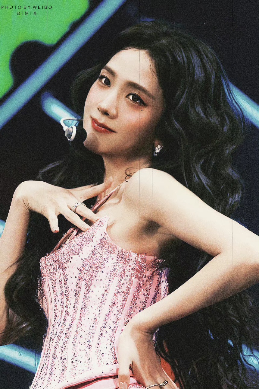 Visual hàng đầu của Jisoo Blackpink từng bị đàn chị này đè bẹp - Ảnh 1.