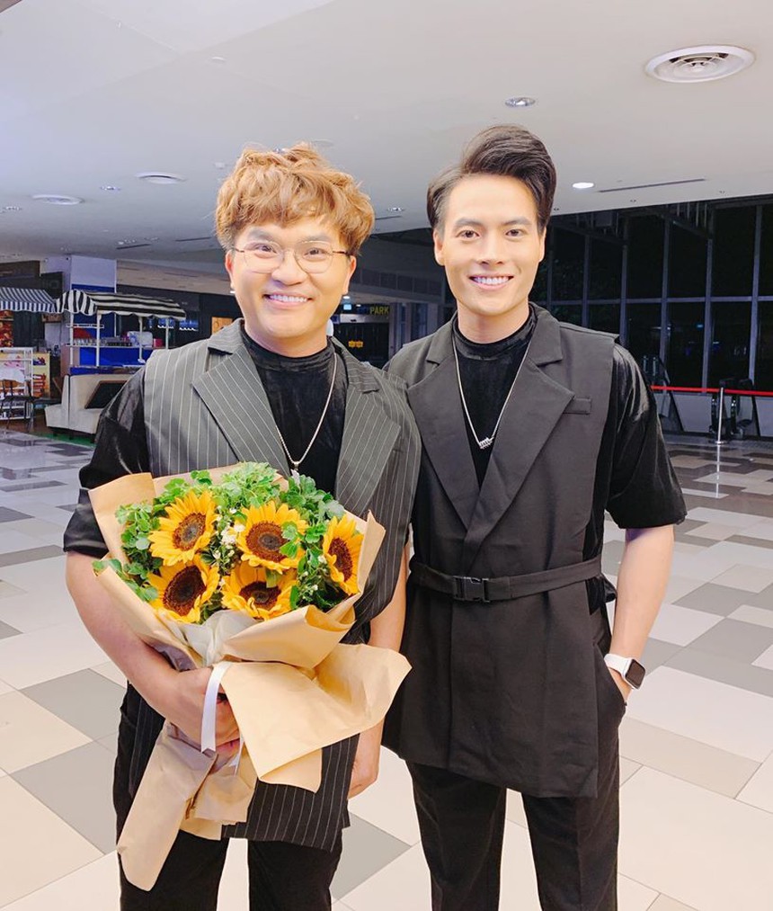 Võ Tấn Phát không còn lẻ bóng ở sự kiện, danh tính người sánh đôi gây chú ý  - Ảnh 7.