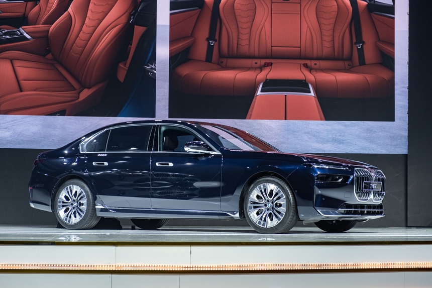 BMW i7, 7-Series, 8-Series và X7 mới đồng loạt ra mắt Việt Nam: Giá từ 5,2 tỷ đồng, dồn áp lực lên Mercedes và Audi - Ảnh 3. BMW tung loạt sản phẩm mới tại Việt Nam: Có đủ cả xăng - điện, SUV - sedan - Ảnh 2.