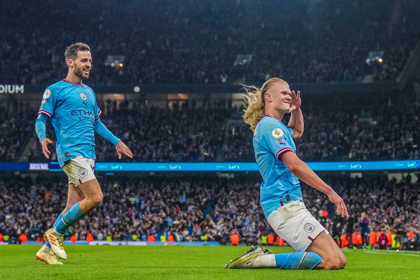 ...trước khi Haaland xé lưới Ramsdale ở những giây cuối cùng của trận đấu