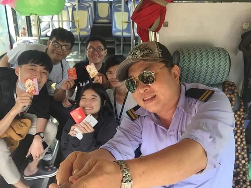 Đang làm ngân hàng thì chuyển qua lái xe buýt, tài xế 6 năm hóa "người hùng", nổi khắp Sài Gòn - Ảnh 5.