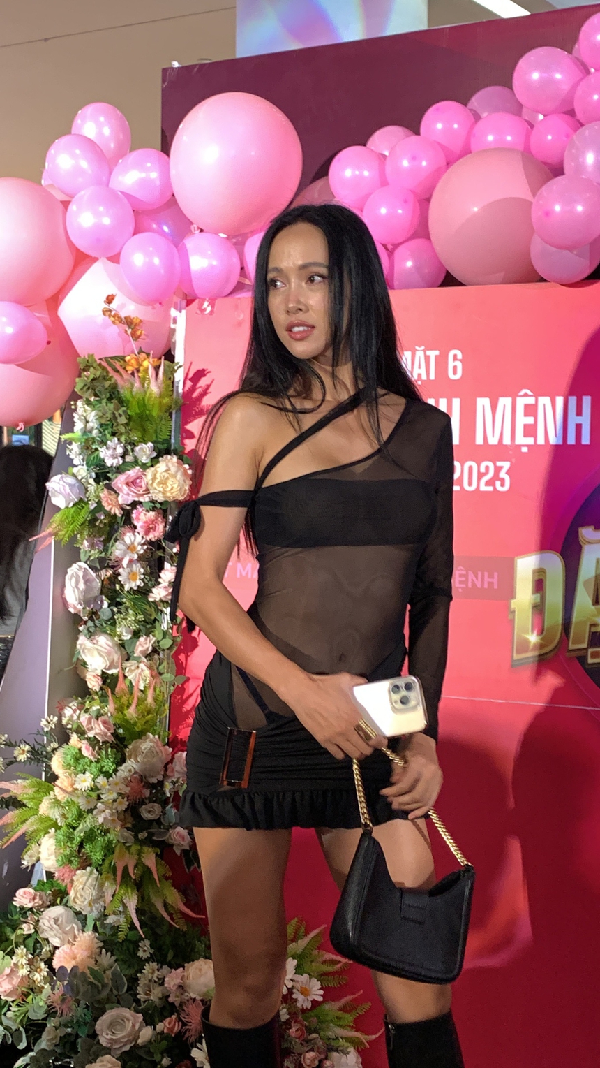 Gây trang cãi vì diện đồ thiếu vải để trưng trổ body, bạn gái Cường Seven lên tiếng: 'May quá, người tôi không có mỡ' - Ảnh 3.