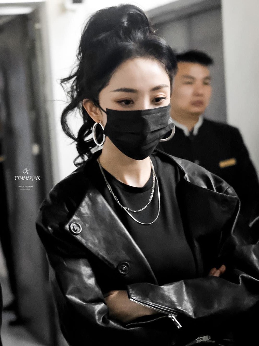 Dương Mịch đi quay hình show mới, che kín mặt vẫn khí chất ngời ngời - Ảnh 5. Dương Mịch đi quay hình show mới, che kín mặt vẫn khí chất ngời ngời - Ảnh 5.