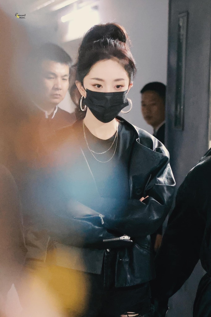 Dương Mịch đi quay hình show mới, che kín mặt vẫn khí chất ngời ngời - Ảnh 2. Dương Mịch đi quay hình show mới, che kín mặt vẫn khí chất ngời ngời - Ảnh 2.