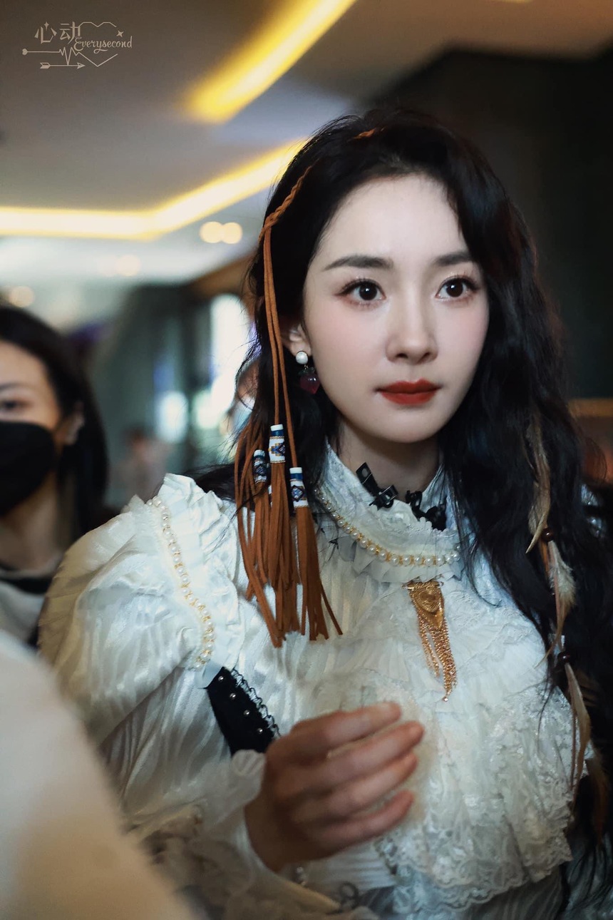 Dương Mịch đi quay hình show mới, che kín mặt vẫn khí chất ngời ngời - Ảnh 8. Dương Mịch đi quay hình show mới, che kín mặt vẫn khí chất ngời ngời - Ảnh 8.