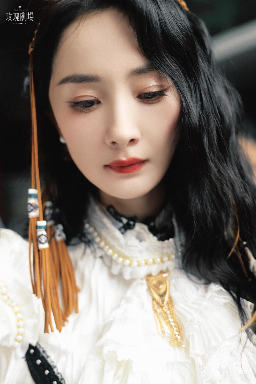 Dương Mịch đi quay hình show mới, che kín mặt vẫn khí chất ngời ngời - Ảnh 7. Dương Mịch đi quay hình show mới, che kín mặt vẫn khí chất ngời ngời - Ảnh 7.