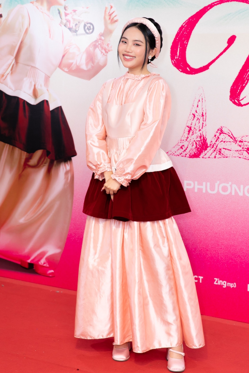 Phương Mỹ Chi tháo cặp kính cận quen thuộc, từ bỏ hình tượng 'cô bé dân ca'? - Ảnh 2.