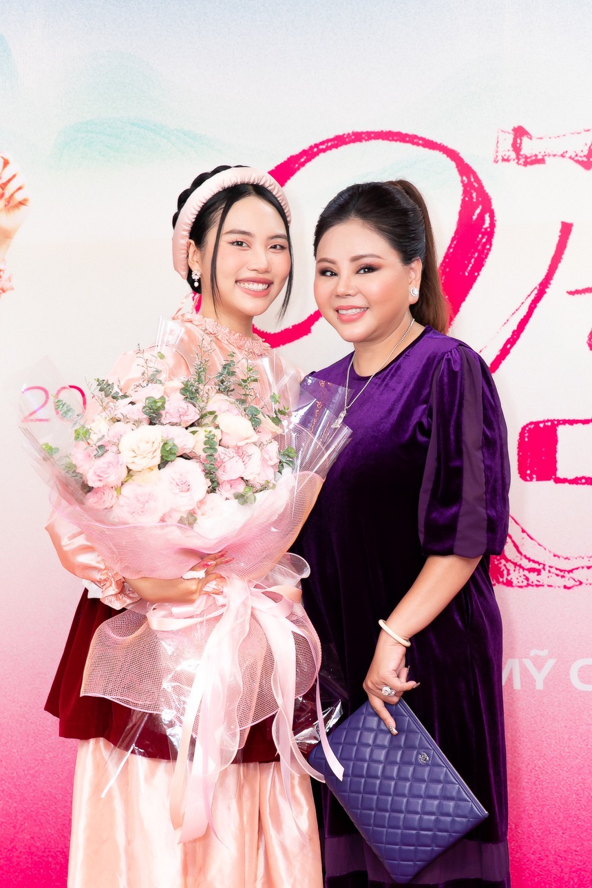 Phương Mỹ Chi tháo cặp kính cận quen thuộc, từ bỏ hình tượng 'cô bé dân ca'? - Ảnh 8.