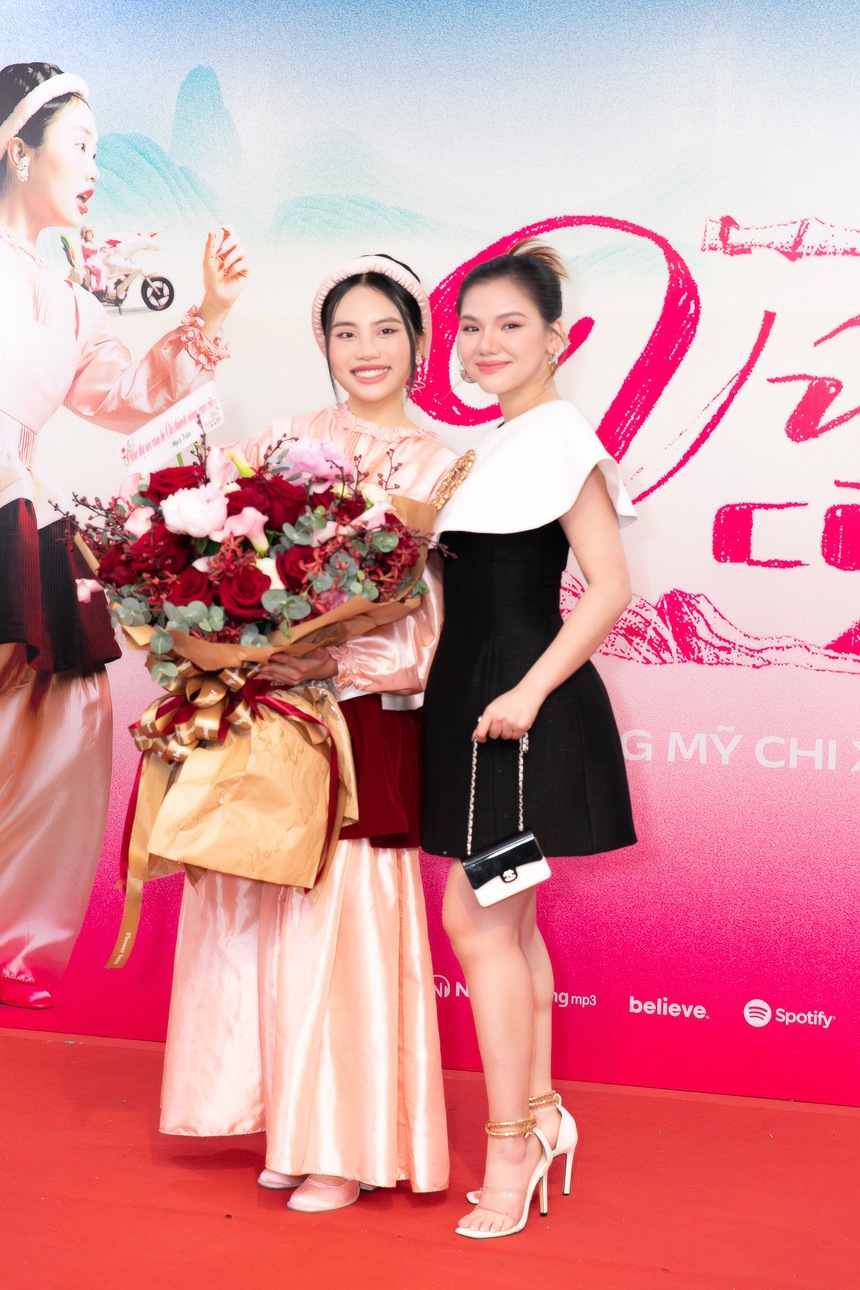 Phương Mỹ Chi tháo cặp kính cận quen thuộc, từ bỏ hình tượng 'cô bé dân ca'? - Ảnh 13.