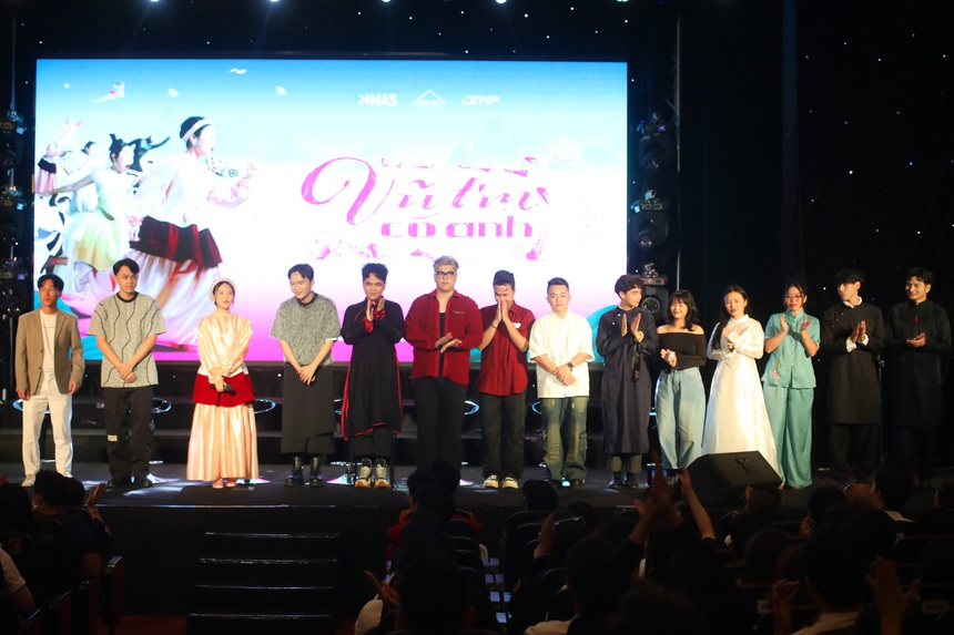 Phương Mỹ Chi tháo cặp kính cận quen thuộc, từ bỏ hình tượng 'cô bé dân ca'? - Ảnh 4.