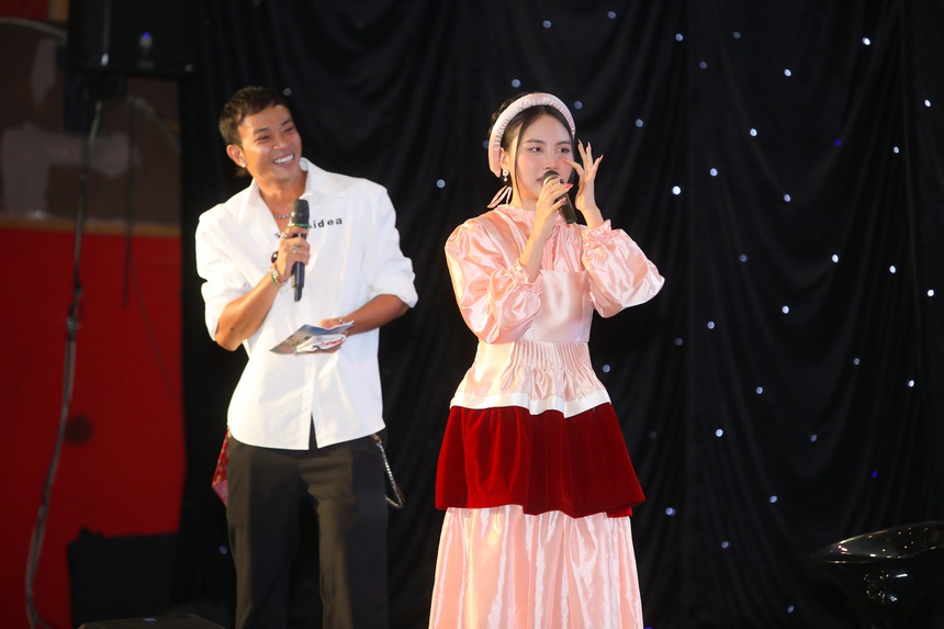 Phương Mỹ Chi tháo cặp kính cận quen thuộc, từ bỏ hình tượng 'cô bé dân ca'? - Ảnh 6.