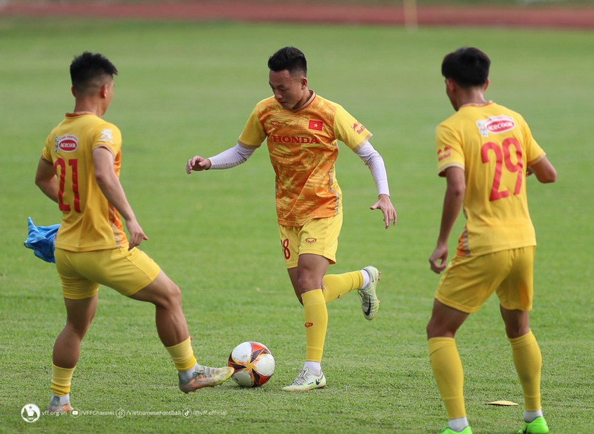 Tiền vệ U22 Việt Nam: ‘Để giảm áp lực, chỉ còn cách tập luyện’ - Ảnh 3.