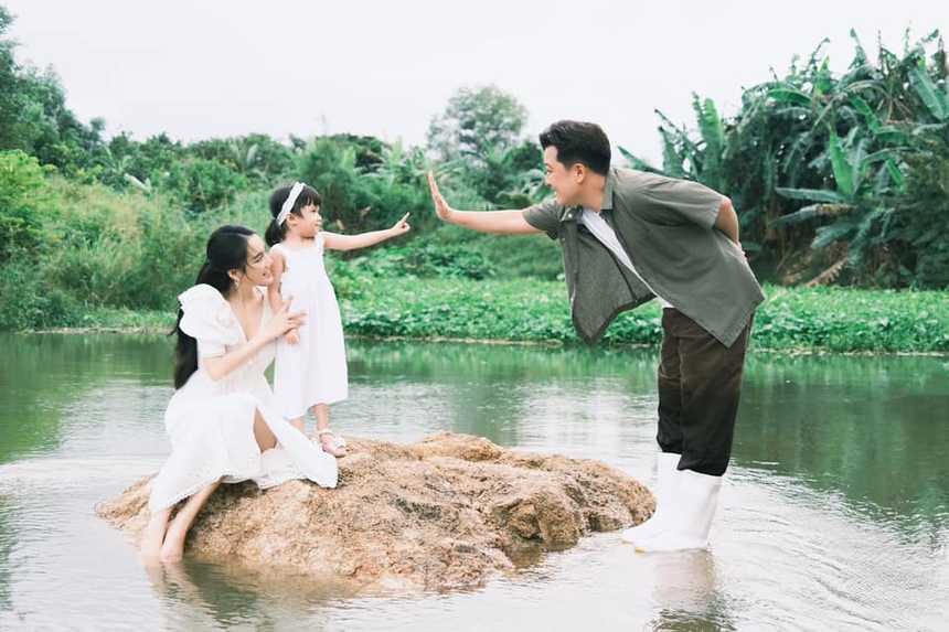 Trường Giang khoe ảnh vợ sau tin mang bầu, thần thái Nhã Phương ra sao mà được khen hết nấc - Ảnh 5. Trường Giang khoe ảnh vợ sau tin mang bầu, thần thái Nhã Phương ra sao mà được khen hết nấc - Ảnh 5.