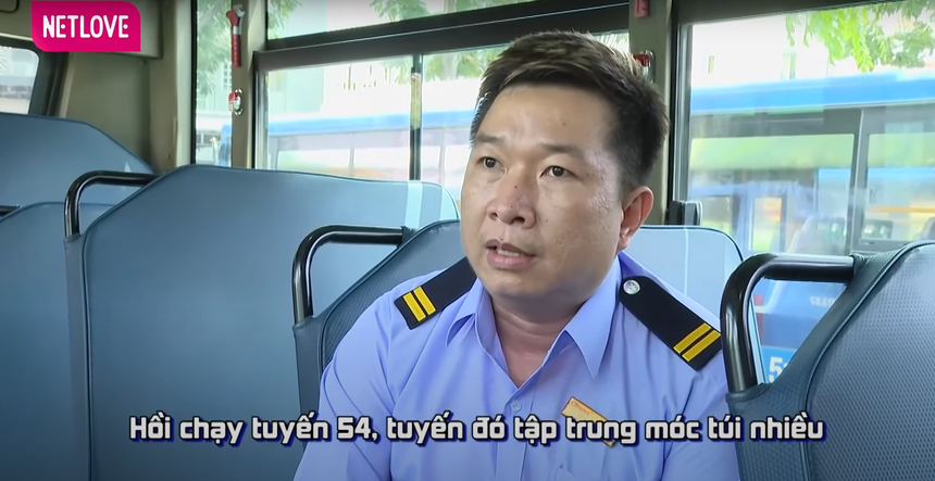 Đang làm ngân hàng thì chuyển qua lái xe buýt, tài xế 6 năm hóa "người hùng", nổi khắp Sài Gòn - Ảnh 4.