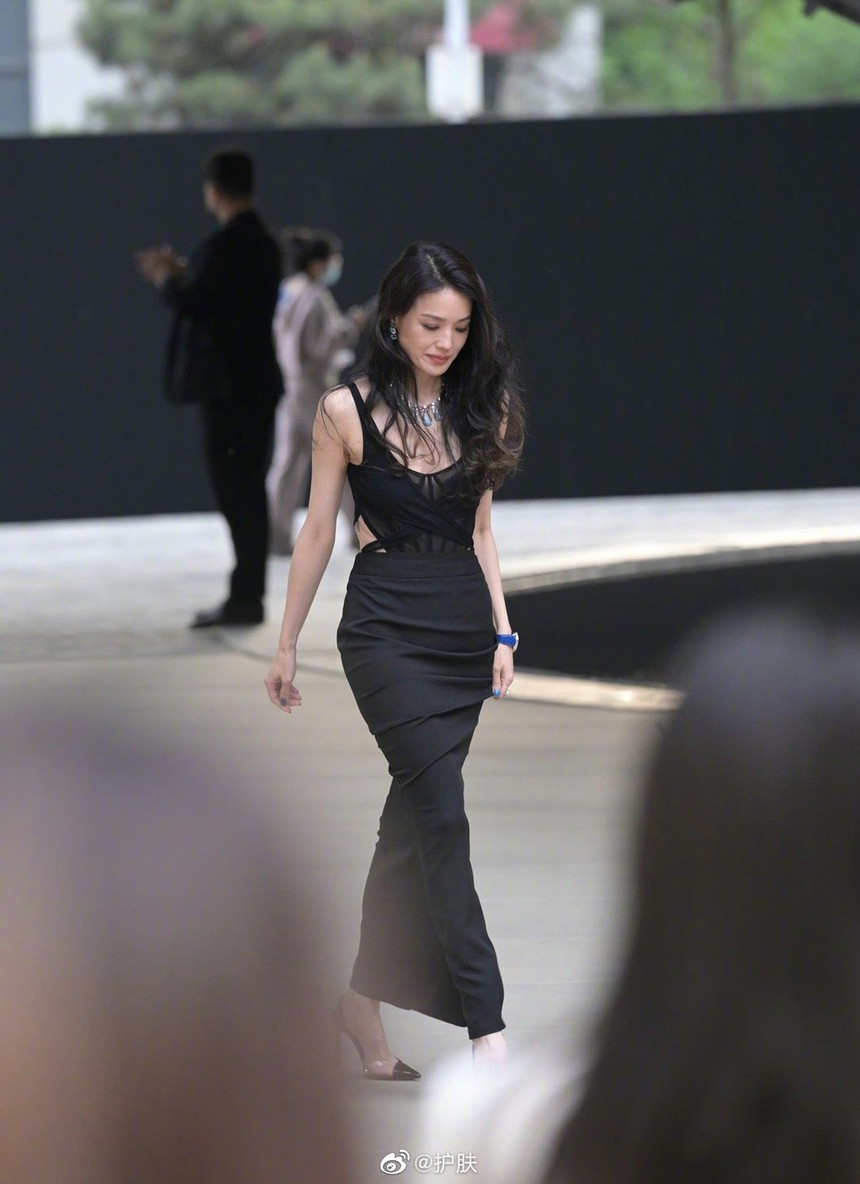 Thư Kỳ xứng danh "mỹ nhân bất bại", thỉnh thoảng mới lộ diện vẫn chiếm hết "spotlight" các đàn em - Ảnh 2. Thư Kỳ xứng danh "mỹ nhân bất bại", thỉnh thoảng mới lộ diện vẫn chiếm hết "spotlight" các đàn em - Ảnh 2.