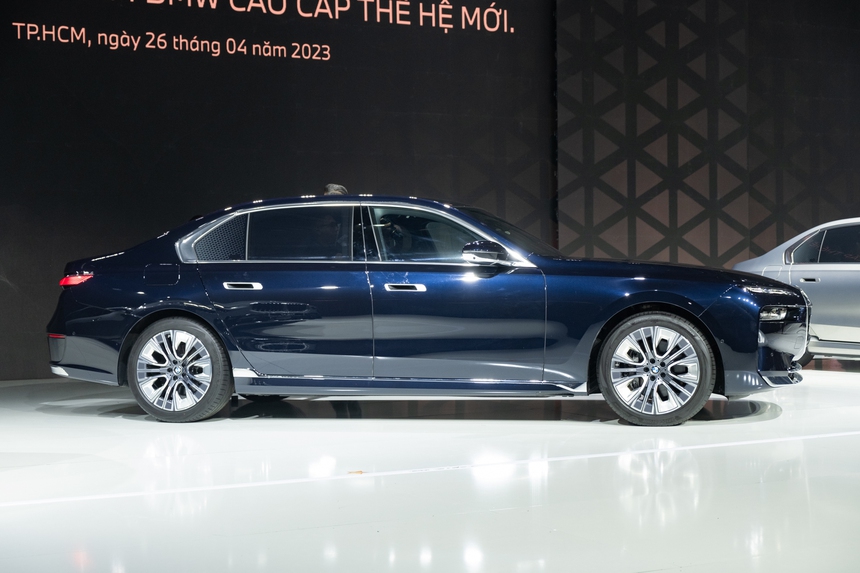 Ảnh thực tế BMW 7-Series giá từ 5,2 tỷ đồng:  - Ảnh 4.