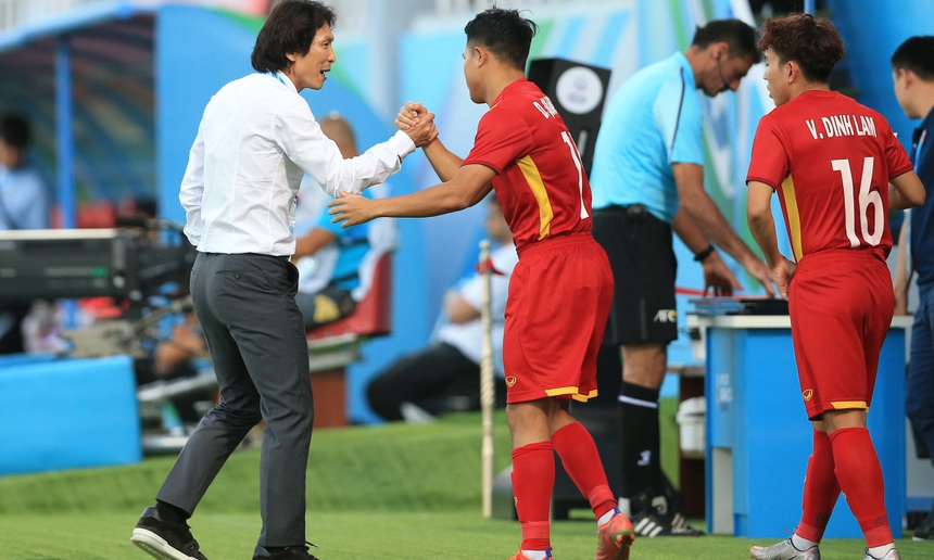 Top 5 HLV nhiều khả năng ngồi vào 'ghế nóng' tại CAHN - Ảnh 4.