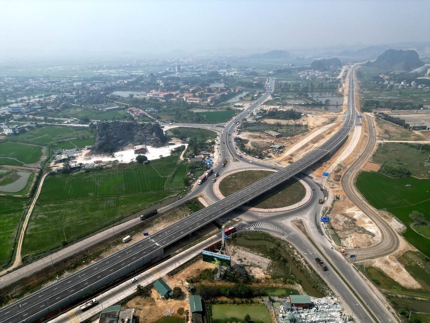 Hai tuyến cao tốc Bắc-Nam được đưa vào khai thác dịp lễ 30/4 - Ảnh 8. Hai tuyến cao tốc Bắc-Nam được đưa vào khai thác dịp lễ 30/4 - Ảnh 8.