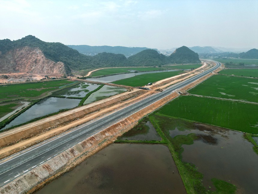 Hai tuyến cao tốc Bắc-Nam được đưa vào khai thác dịp lễ 30/4 - Ảnh 7. Hai tuyến cao tốc Bắc-Nam được đưa vào khai thác dịp lễ 30/4 - Ảnh 7.