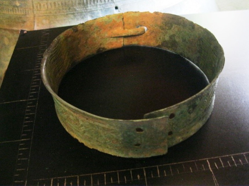 Đêm đêm rì rầm trong tiếng đất: Mũ thầy cúng hay những 'vương miện' từ thời dựng nước - Ảnh 1.