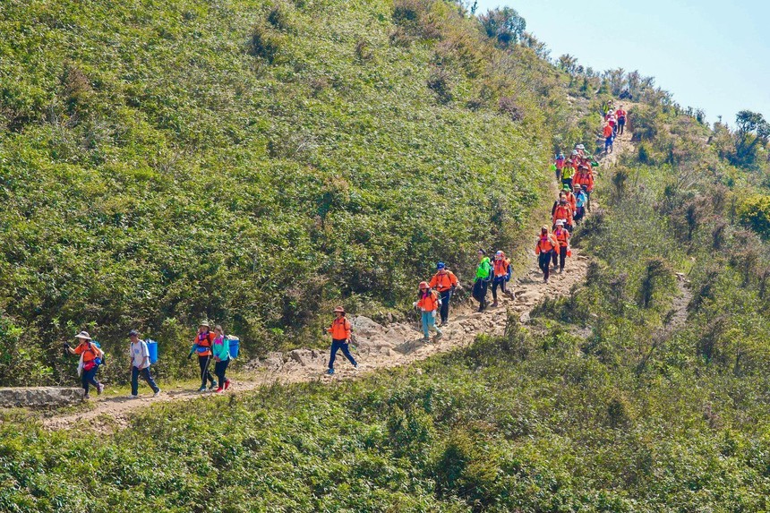 Hành trình chinh phục Fansipan ấn tượng của đoàn leo núi gần 600 người - Ảnh 1.