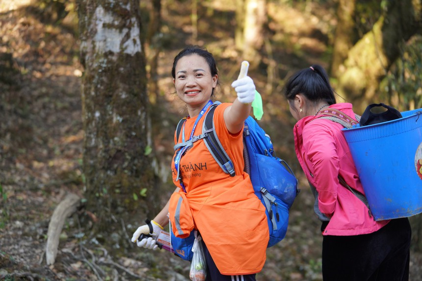 Hành trình chinh phục Fansipan ấn tượng của đoàn leo núi gần 600 người - Ảnh 2.