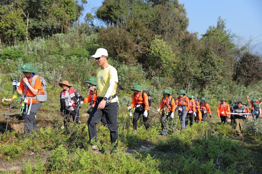 Hành trình chinh phục Fansipan ấn tượng của đoàn leo núi gần 600 người - Ảnh 3.