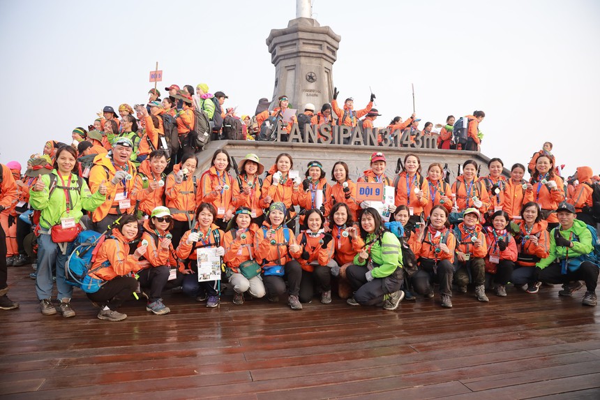 Hành trình chinh phục Fansipan ấn tượng của đoàn leo núi gần 600 người - Ảnh 4.