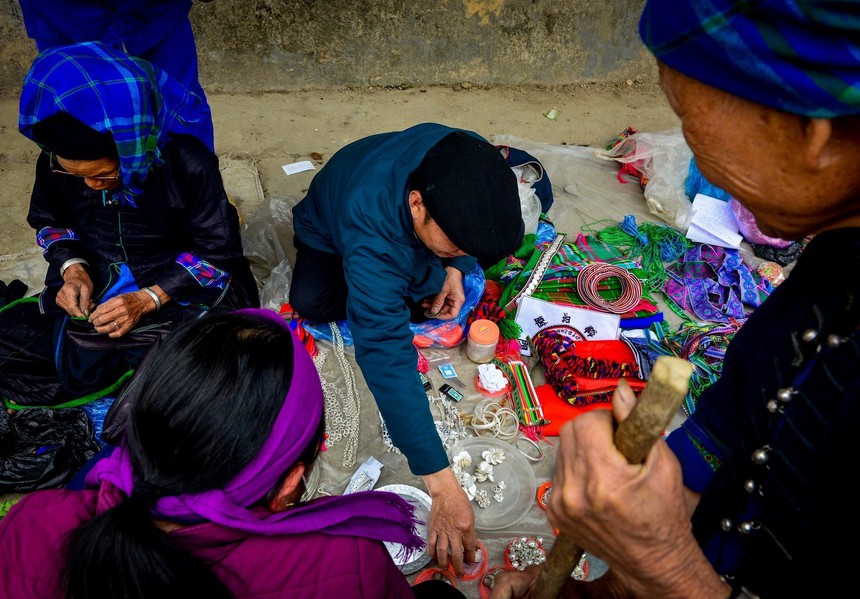 Hà Giang: Độc đáo nghề chạm bạc dân tộc Nùng - Ảnh 9. Hà Giang: Độc đáo nghề chạm bạc dân tộc Nùng - Ảnh 9.
