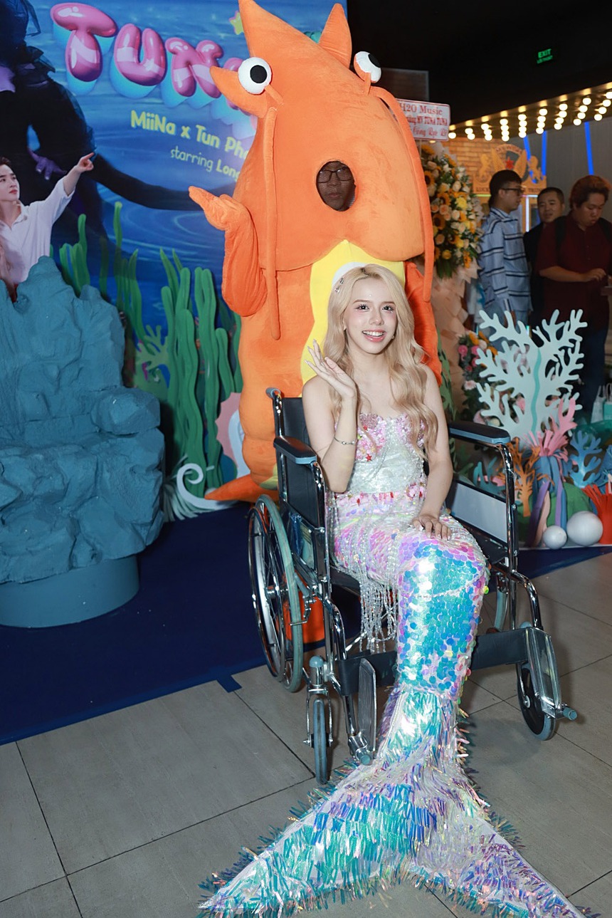 Nữ tân binh MiiNa vướng ồn ào "đạo nhái" Rose (BLACKPINK) tiếp tục gây tranh cãi khi đi xe lăn đến họp báo - Ảnh 4.