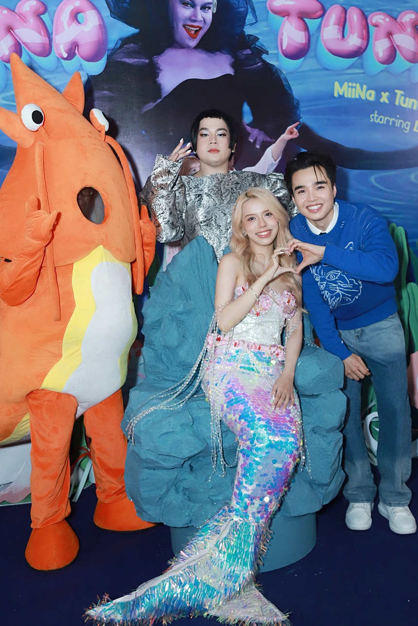 Nữ tân binh MiiNa vướng ồn ào "đạo nhái" Rose (BLACKPINK) tiếp tục gây tranh cãi khi đi xe lăn đến họp báo - Ảnh 8.