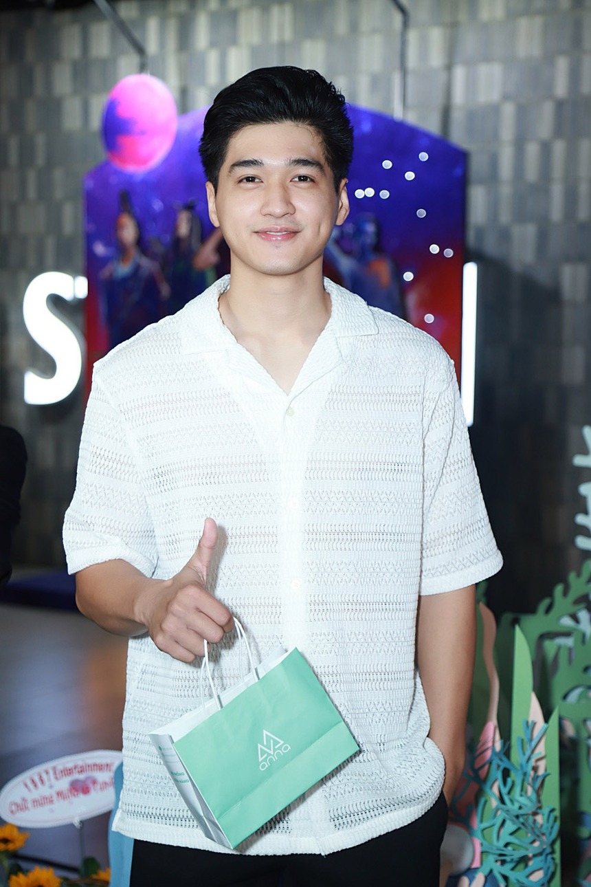 Nữ tân binh MiiNa vướng ồn ào "đạo nhái" Rose (BLACKPINK) tiếp tục gây tranh cãi khi đi xe lăn đến họp báo - Ảnh 9.